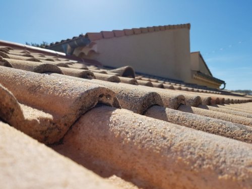 Travaux de démoussage de toiture à Avignon